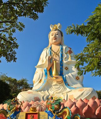 东莞观音像关尹雕像在海滩上